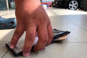 Descubra se “achado não é roubado” é verdade e o que a lei realmente exige de quem encontra dinheiro ou objetos perdidos