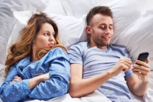 Excesso de telas enfraquece a vida sexual dos casais, alerta sexóloga