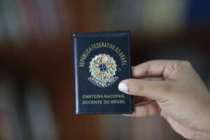 Carteira Nacional Docente já pode ser solicitada por professores; saiba quem tem direito