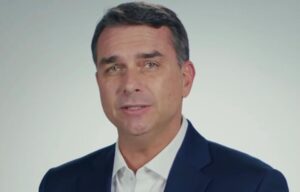 Flávio Bolsonaro mira redução da maioridade penal e aliado propõe punição a partir dos 14 anos